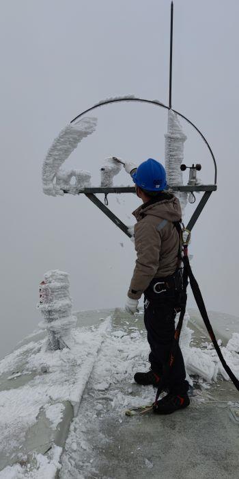 檢修人員在機艙外部清理風向標，確保后續安全啟機（拍攝者：劉宇）