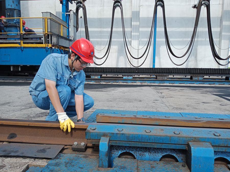 檢查夾輪器軌道螺栓(攝影:陳凡) 檢查夾輪器軌道螺栓(攝影:陳凡)