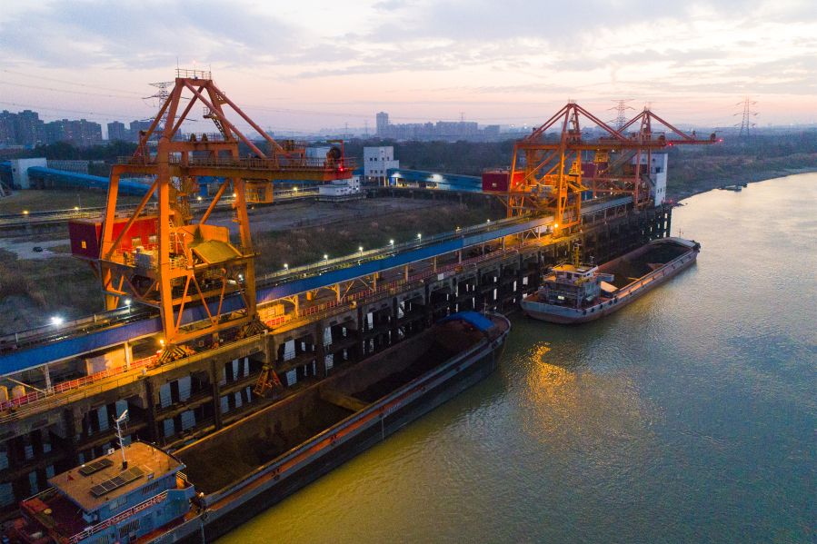 傍晚時分碼頭緊張接卸燃煤（攝影：王鑫）