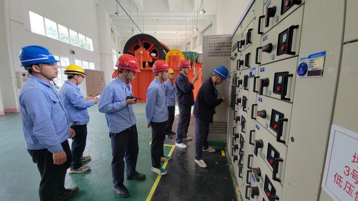 設備操作（攝影：萬芳）