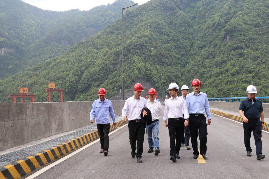 現(xiàn)場(chǎng)檢查江坪河電站（攝影：黃勁松）