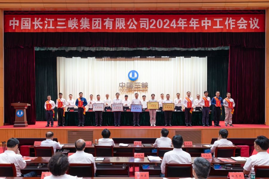 受表彰代表上臺領(lǐng)獎(攝影:雷海超) 受表彰代表上臺領(lǐng)獎(攝影:雷海超)